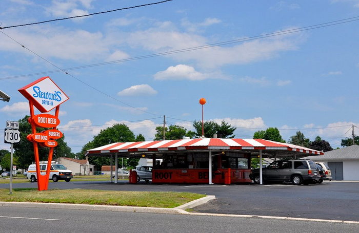 Happy Dayz Drive-In and Diner - AN EXAMPLE OF A STEWART ROOT BEER STAND FROM ANOTHER STATE (newer photo)